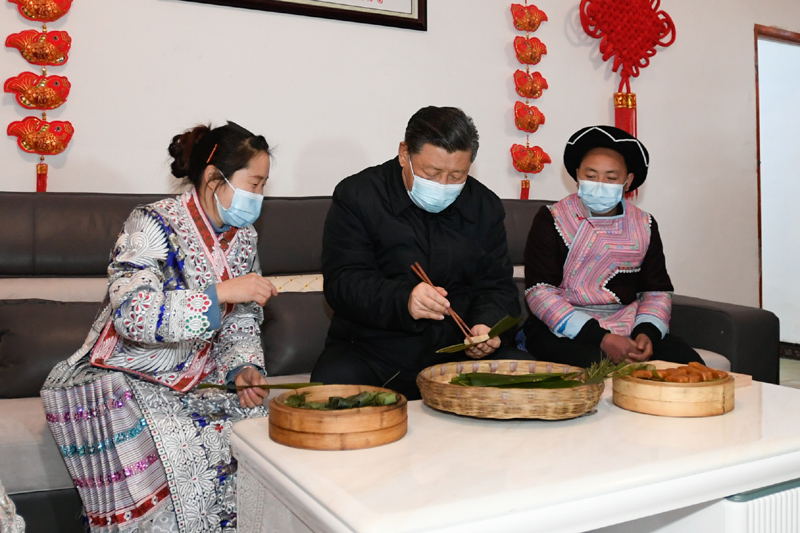 2021年2月3日下午，習(xí)近平總書記在貴州省畢節(jié)市黔西縣新仁苗族鄉(xiāng)化屋村苗族村民趙玉學(xué)家，同趙玉學(xué)一家邊聊家常邊制作當(dāng)?shù)貍鹘y(tǒng)節(jié)日食品黃粑。