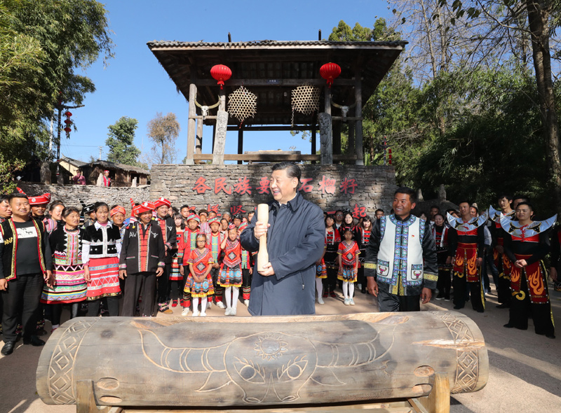 2020年1月19日下午，習(xí)近平總書記在云南省騰沖市清水鄉(xiāng)三家村中寨司莫拉佤族村廣場上，敲響三聲佤族木鼓，祝福來年風(fēng)調(diào)雨順、國泰民安。
