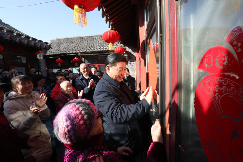 2019年2月1日，習(xí)近平總書記在北京前門東區(qū)草廠四條胡同32號院，高興地拿起一幅“福”字，親自貼到門上，給這里的老街坊們拜年。
