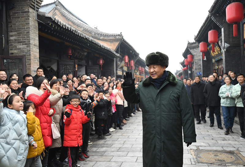 2022年1月27日上午，習(xí)近平總書記到山西省平遙古城向現(xiàn)場群眾揮手致意，給大家拜年。